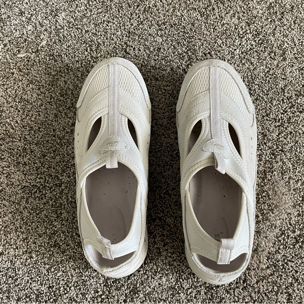 Women's 8.5 M athletic shoes